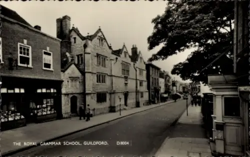 Ak Guildford Surrey England, Royal Grammar School,  Straße, Menschen, Geschäfte