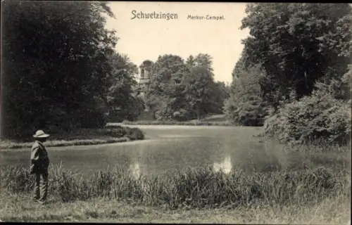 Ak Schwetzingen in Baden, Mann am Ufer, See, Bäume,  Merkur-Tempel