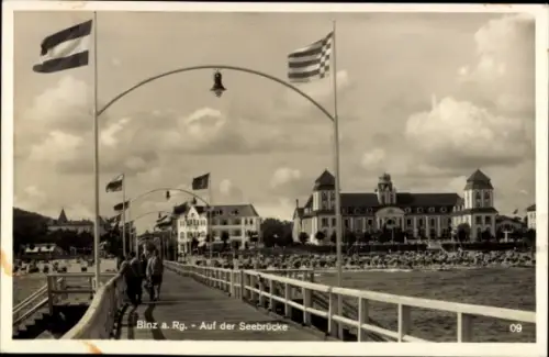 Ak Ostseebad Binz auf Rügen, Seebrücke, Strand, Flaggen, Menschen,  Rügen