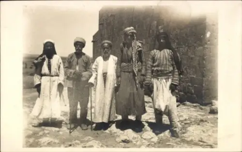 Ak Arabische Typen, Gruppenbild vor einer Mauer, Orientverein Frankfurt Main