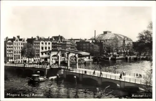 Ak Amsterdam Nordholland Niederlande, Magere brug, Amstel,  Brücke, Wasser, Boote