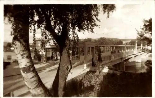 Ak Piešťany Pistyan Pistian Pöstyen Slowakei,  mit Bäumen, Gebäude, Menschen, Schwarz-Weiß-Foto