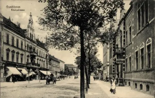Ak Gussew Gumbinnen Ostpreußen,  Königstrasse, Straßenansicht, Bäume,  Gebäude