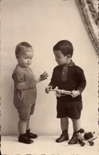 Foto Ak Zwei Jungen, Kinder, Spielzeuge