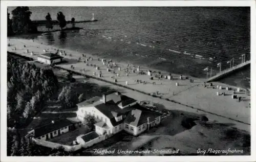 Ak Ueckermünde in Vorpommern, Luftaufnahme von Haffbad Ueckermünde-Strandbad, Strand, Bäume