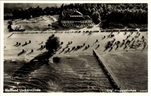 Ak Ueckermünde in Vorpommern, Haffbad  Strand, Liegen, Pier, Fliegeraufnahme