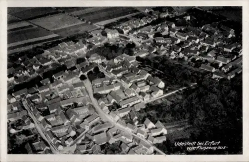 Ak Udestedt in Thüringen, Luftaufnahme von Udestedt, Landschaft, Gebäude, Flugzeugansicht