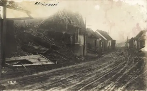 Foto Ak Étricourt Somme, Straße, Gebäuderuinen, Kriegszerstörung I. WK