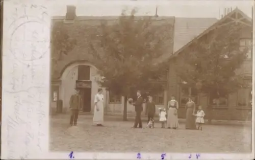 Foto Ak Kiel, Straßenpartie, Geschäftshäuser, Anwohnergruppe