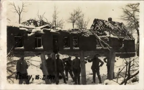 Foto Ak Thilloy Pas de Calais, deutsche Soldaten vor zerstörtem Haus, 15.1.1917,  I. WK