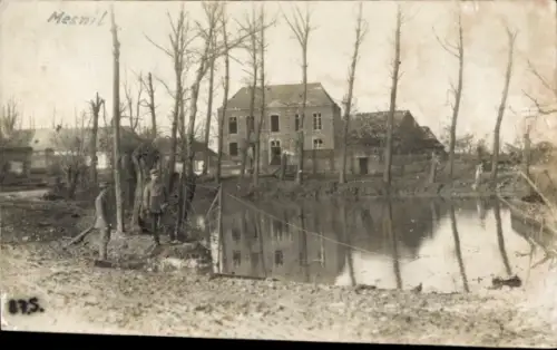 Foto Ak Mesnil Frankreich, Kriegszerstörung 1. WK, deutsche Soldaten an einem Teich