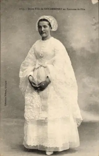 CPA Jeune Fille de Douarnenez, Costume de Fête