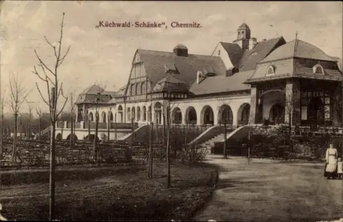 Ak Chemnitz in Sachsen, "Küchwald-Schänke",  Gebäude mit Bäumen, Menschen im Vordergrund