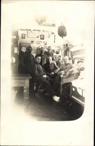 Foto Ak Lazarettzug, Deutsche Soldaten in Uniformen, Gruppenfoto
