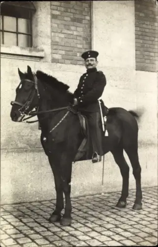 Foto Ak Deutscher Soldat zu Pferde, Porträt in Uniform