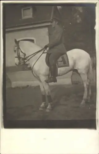 Foto Ak Deutscher Soldat zu Pferde, Porträt in Uniform