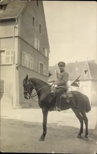 Foto Ak Deutscher Soldat zu Pferde, Porträt in Uniform
