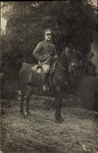 Foto Ak Deutscher Soldat zu Pferde, Porträt in Uniform