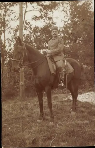 Foto Ak Deutscher Soldat zu Pferde, Porträt in Uniform