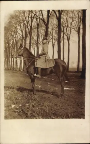 Foto Ak Deutscher Soldat zu Pferde, Porträt in Uniform