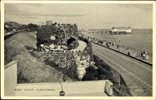 Ak Cleethorpes Yorkshire England, Ross Castle,  Küstenansicht, Menschenmenge, 
