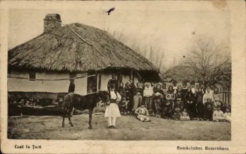 Ak Rumänien, Familie am Bauernhaus