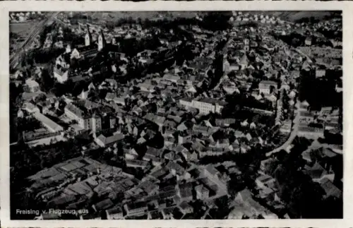 Ak Freising in Oberbayern, Luftaufnahme von  Häuser, Straßen, Bäume