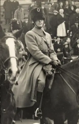 Ak Prinz Bernhard zur Lippe-Biesterfeld, Porträt zu Pferd