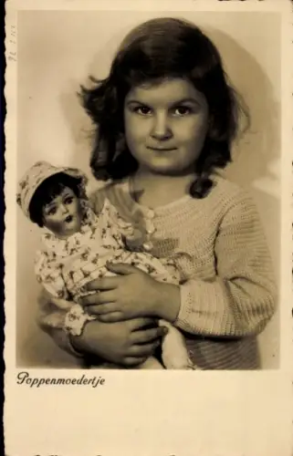 Ak Mädchen mit Puppe, Portrait