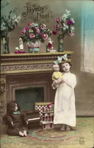 Ak Glückwunsch Weihnachten, Mädchen, Puppen, Kamin, Blumen
