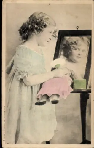 Ak Mädchen mit Puppe, Spiegel