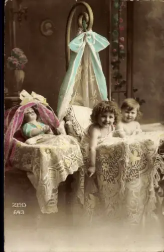 Ak Kinder im Bett, Puppe