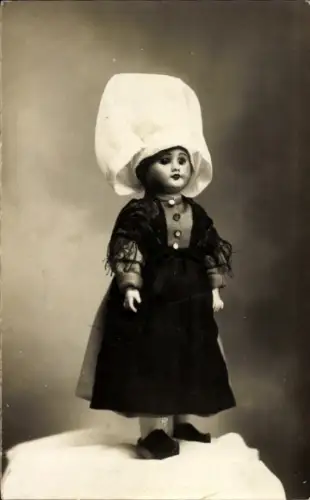 Ak Puppe in Tracht, Spielzeug