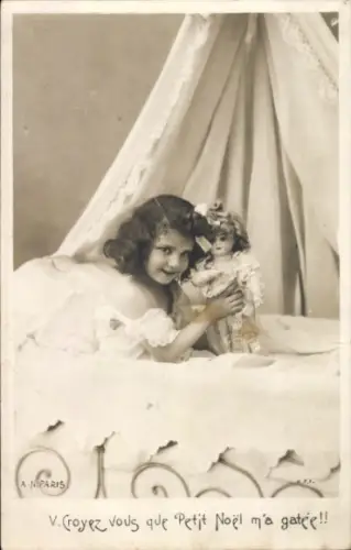 Ak Mädchen mit Puppe im Bett, Portrait