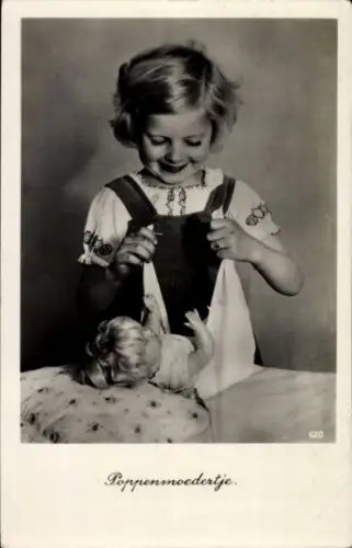 Ak Mädchen mit Puppe, Portrait