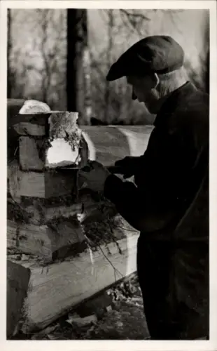 Ak Bau eines neuen Holzhauses, Mann dichtet Fugen mit Moos ab