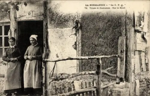 Ak Normandie, Frauen in Trachten, Wohnhaus