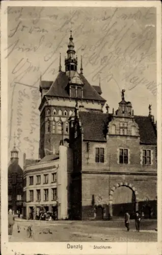 Ak Gdańsk Danzig,  Stockturm,  Architektur, Menschen auf der Straße