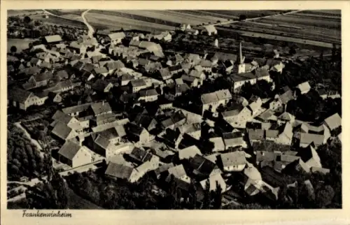 Ak Frankenwinheim in Unterfranken Bayern, Luftaufnahme von  zahlreiche Dächer, Dorfkirche sichtba