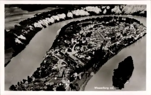 Ak Wasserburg am Inn Oberbayern, Luftaufnahme von  Fluss, Stadtansicht
