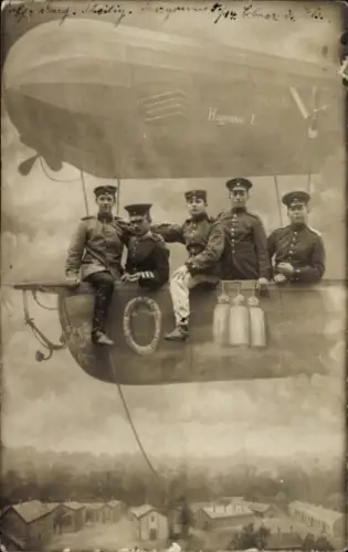Foto Ak Haguenau Hagenau im Elsass Bas Rhin, deutsche Soldaten in Uniform, in einem Luftschiff