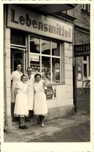 Foto Ak Berlin Schöneberg Friedenau, Lebensmittelgeschäft, Schaufenster, Reklame Coca Cola