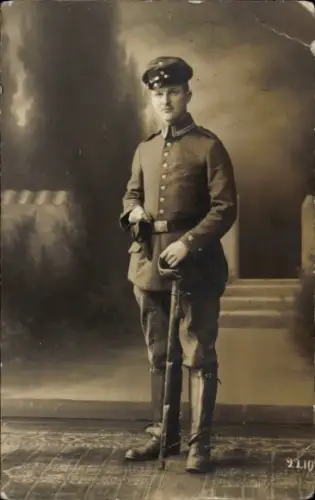 Foto Ak Saarbrücken, deutscher Soldat in Uniform, Standportrait mit Pistole, Korps-Brück. Train 21