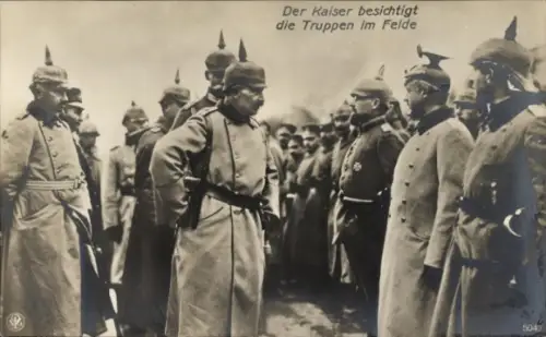 Ak Kaiser Wilhelm II. besichtigt die Truppen om Felde, Deutsche Soldaten in Uniformen