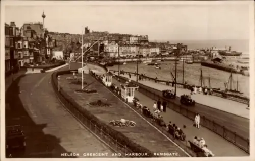 Ak Ramsgate Kent England, Nelson Crescent, Hafen,  Küstenansicht, Schiffe, Promenade