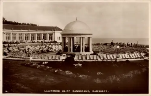 Ak Ramsgate Kent England, Lawrence Cliff Bandstand,  Pavillon, Sitzgelegenheiten, Meerblick