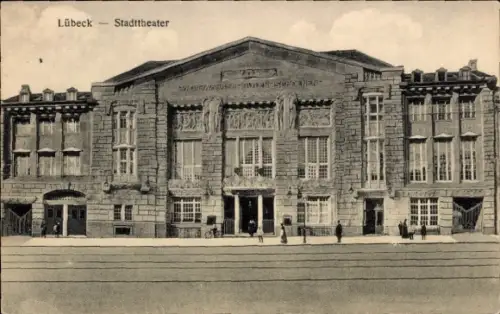 Ak Hansestadt Lübeck, Lübeck - Stadttheater, Gebäude mit Figuren, Menschen auf der Straße
