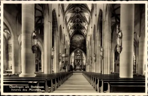 Ak Überlingen am Bodensee, Inneres des Münsters,  Kirchenbänke, Säulen