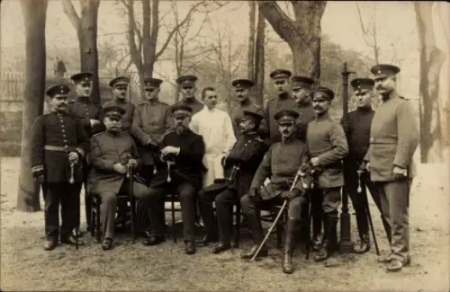 Foto Ak Hof an der Saale Oberfranken Bayern, Reserve-Lazarett, Deutsche Soldaten in Uniform