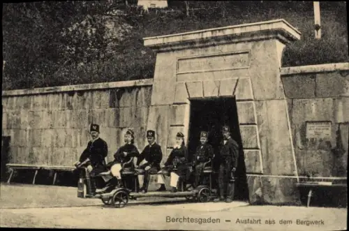 Ak Berchtesgaden in Oberbayern, Bergwerk,  Männer in Uniform, Ausfahrt